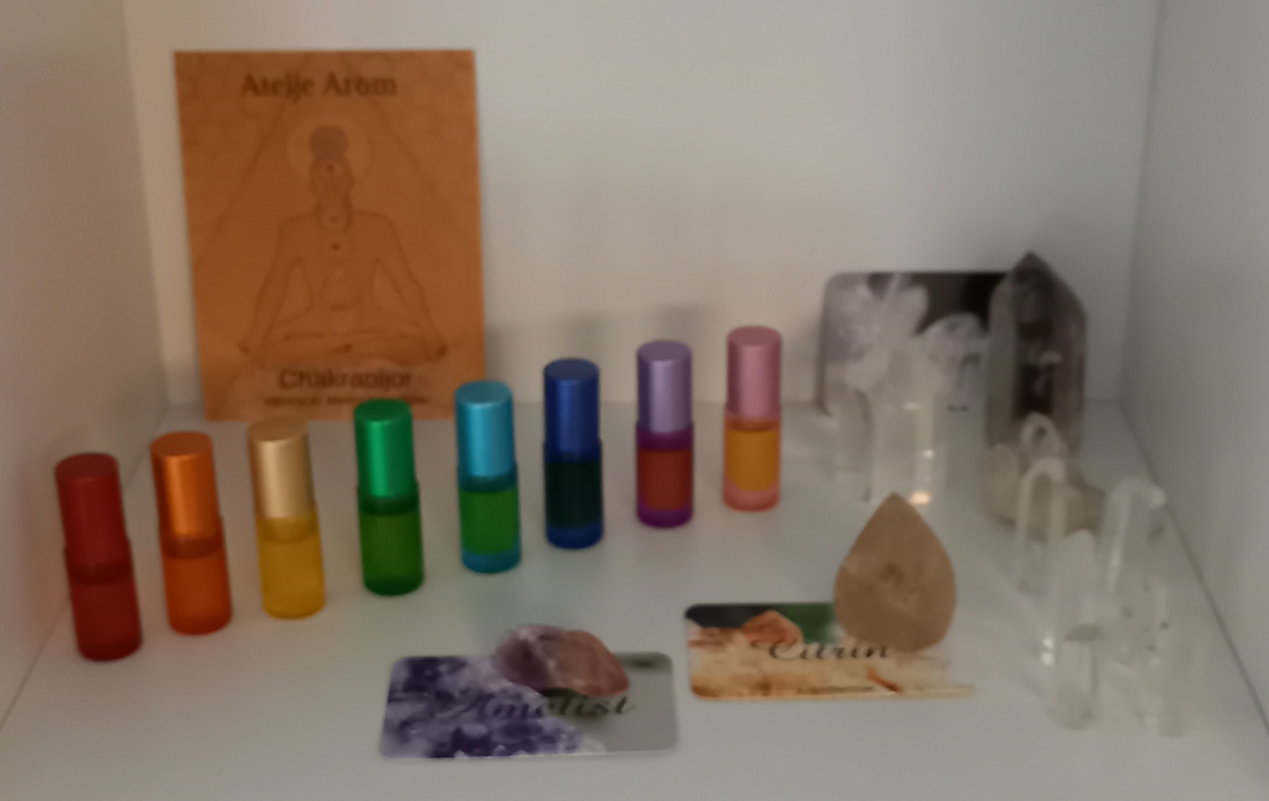 Chakraoljor och Kristaller i Butiken.